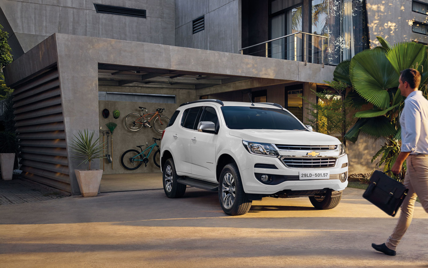 Comparison - Chevrolet TrailBlazer LTZ 2019 - vs - Cadillac XT4 Sport